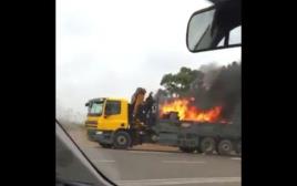 ארגז המשאית עולה באש  (צילום: מסך)