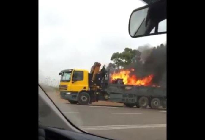 ארגז המשאית עולה באש  (צילום:  מסך)