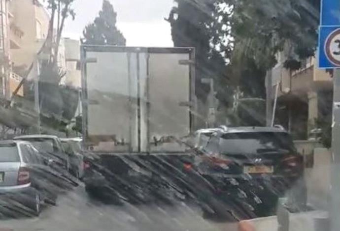 משאית פגעה בעשרות כלי רכב חונים (צילום:  מסך)