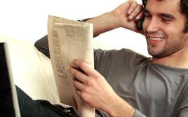 גבר נח וקורא עיתון, אילוסטרציה (צילום: אינגאימג)