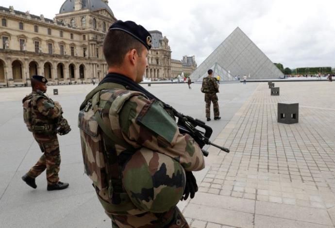 חיילים ליד מוזיאון הלובר בפריז (צילום:  רויטרס)