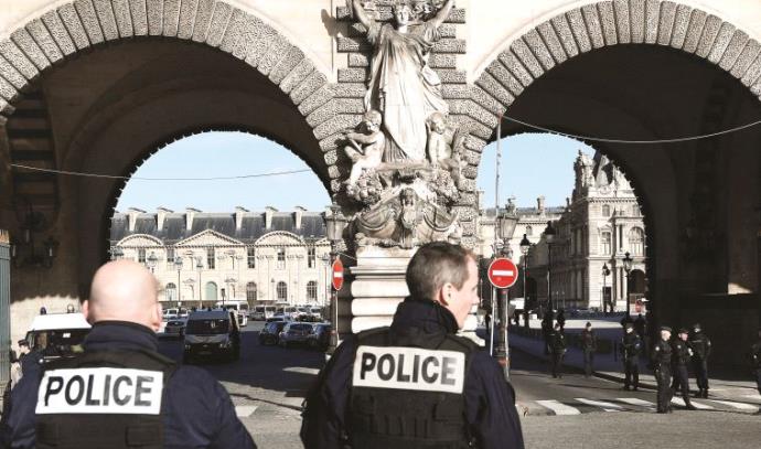 שוטרים צרפתים בזירת פיגוע