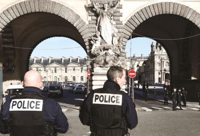 שוטרים צרפתים בזירת האירוע (צילום:  AFP)