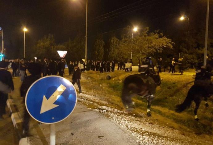 הפגנות חרדים בכביש 4  (צילום:  דוברות המשטרה)