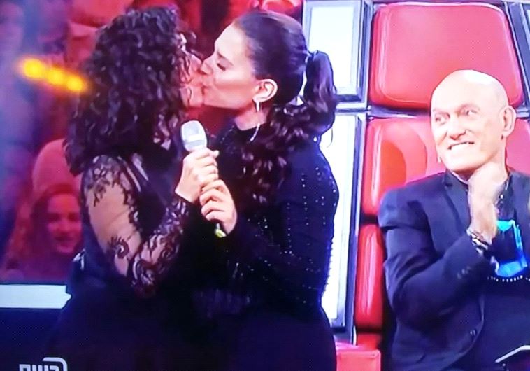 החליפו רוק? מירי מסיקה וריטה מתנשקות על סט התוכנית "דה ווייס". צילום מסך
