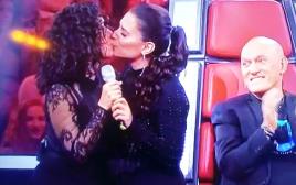 ריטה ומירי מסיקה מתנשקות בשידור  (צילום: מסך)