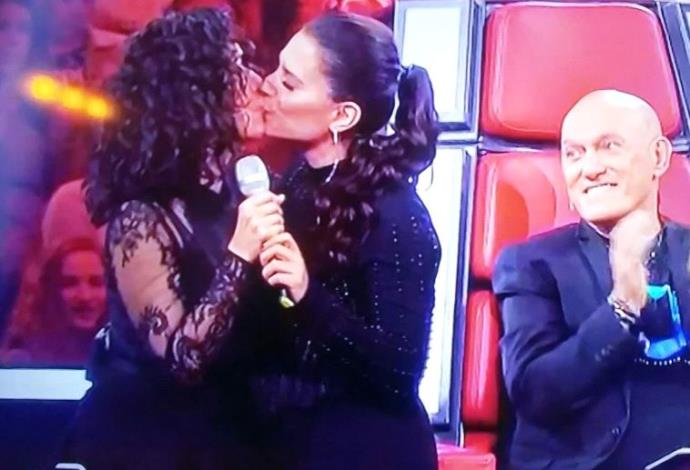 ריטה ומירי מסיקה מתנשקות בשידור  (צילום:  מסך)
