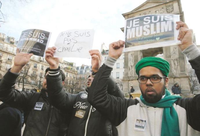 עצרת של מוסלמים נגד הטרור בפריז (צילום:  רויטרס)