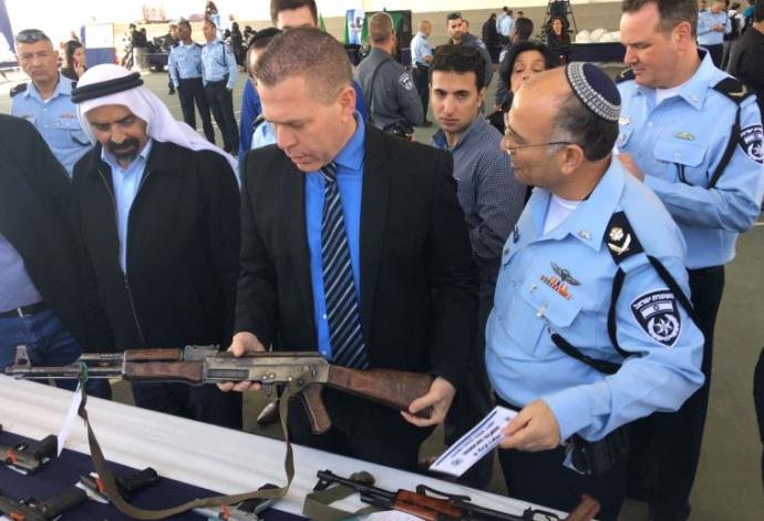 השר גלעד ארדן בתערוכת כלי הנשק  (צילום:  דוברות המשטרה)