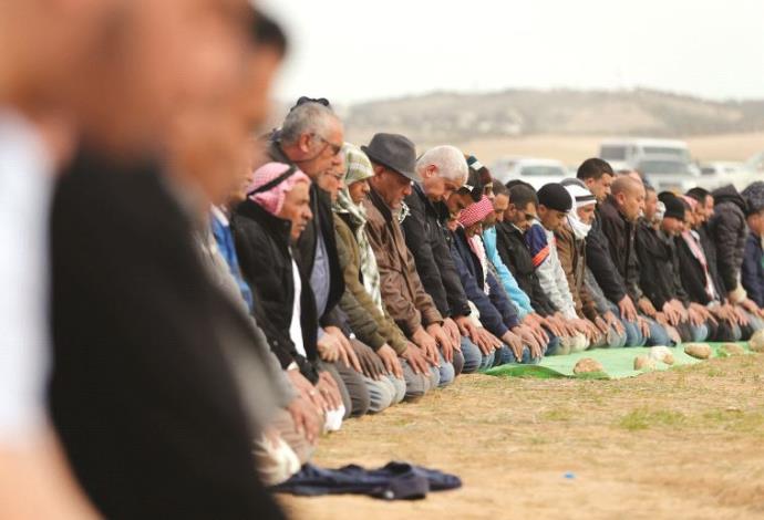 תפילה לזכרו של יעקוב אל-קיעאן באום אל-חיראן (צילום:  רויטרס)