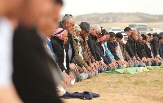 תפילה לזכרו של יעקוב אל-קיעאן באום אל-חיראן (צילום: רויטרס)
