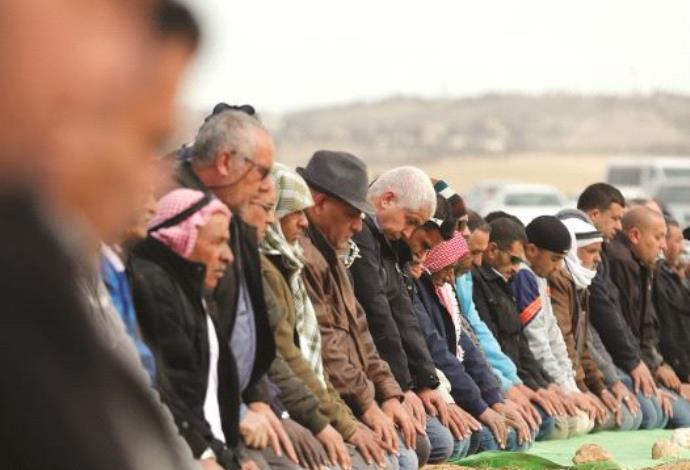 תפילה לזכרו של יעקוב אל-קיעאן באום אל-חיראן (צילום:  רויטרס)