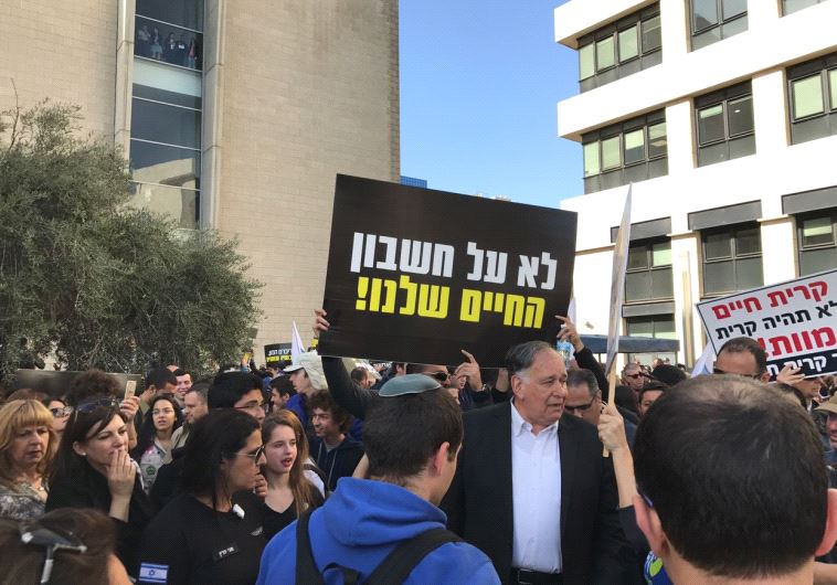 ראש העיר חיפה בהפגנה הבוקר עם התושבים. צילום: עיריית חיפה