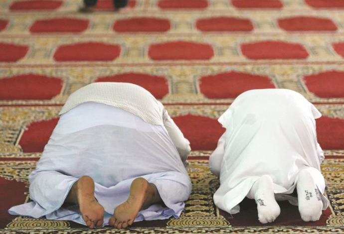 מתפללים מוסלמים, אילוסטרציה (צילום:  רויטרס)