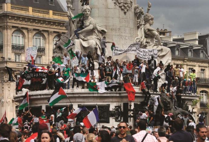 הפגנה אנטי-ישראלית בפריז (צילום:  רויטרס)