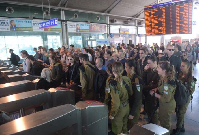 נוסעים מצטופפים בתחנת רכבת ההגנה בתל אביב  (צילום:  אבשלום ששוני)