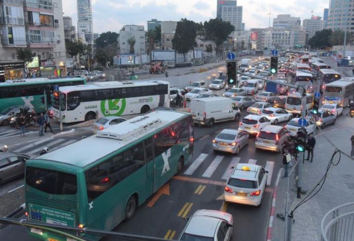 עומסי תנועה בתל אביב (צילום:  אבשלום ששוני)