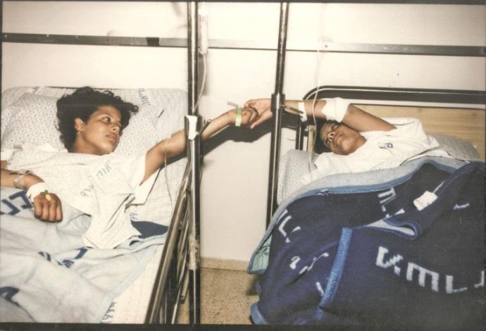 התאומות עופרי לאחר הפציעה, 1997 (צילום:  חיים חצב ויגאל לוי באדיבות אינדקס הגליל)