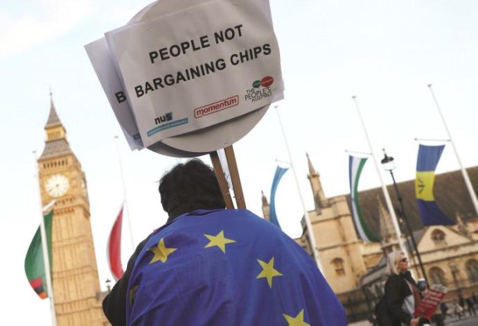 מתנגדי הברקזיט מפגינים מול הפרלמנט הבריטי, החודש בלונדון (צילום:  רויטרס)