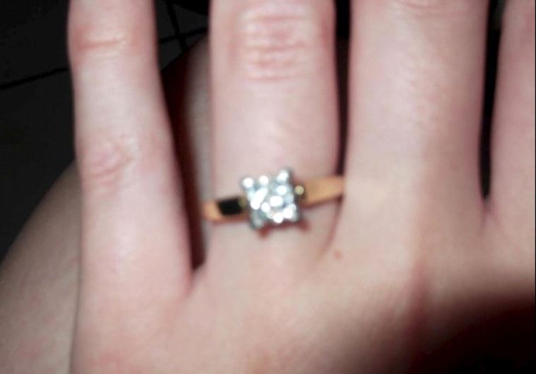 טבעת הנישואים שאדם העניק ללורה. צילום מסך