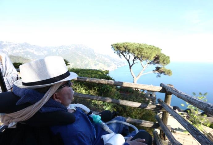 שי ראשוני מול הנוף באיטליה (צילום:  TLD photography)