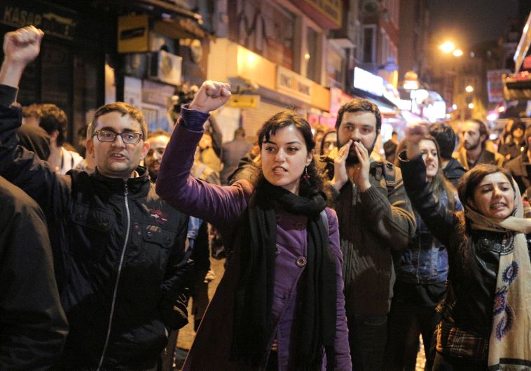 מתנגדים לתוצאות משאל העם בטורקיה. צילום: רויטרס