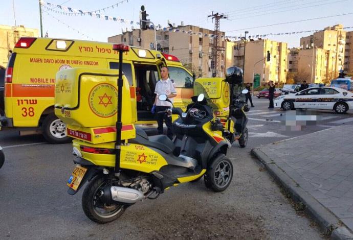 זירת התאונה בה נהרגה אישה כבת 70 בנתניה (צילום:  שלומי מרצ'ביאק, תיעוד מבצעי מד"א)
