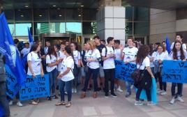 הפגנה מול משרד החינוך נגד סגירת ביה"ס הריאלי בחיפה (צילום: בית הספר הריאלי בחיפה)