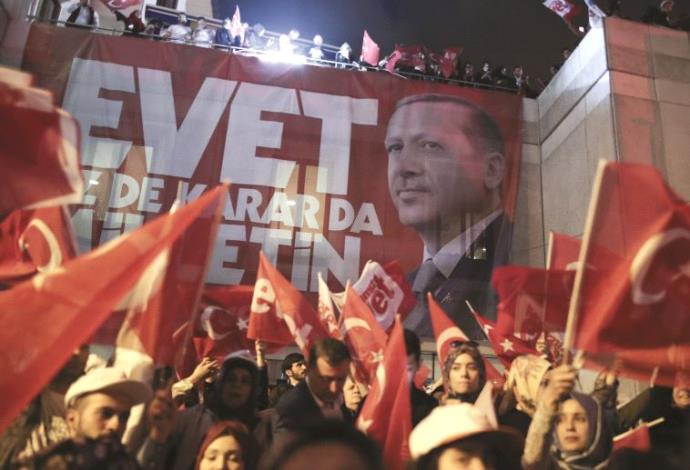 תומכי ארדואן חוגגים את תוצאות משאל העם (צילום:  רויטרס)