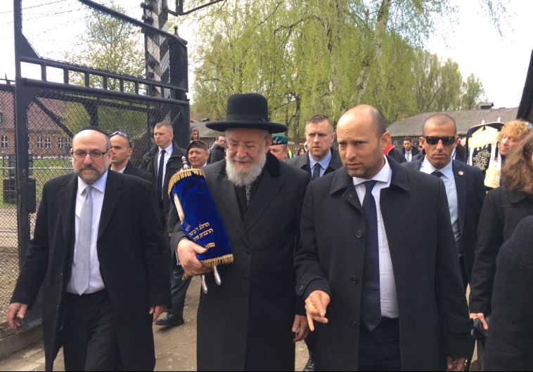 בנט עם הרב ישראל לאו במצעד החיים בפולין
