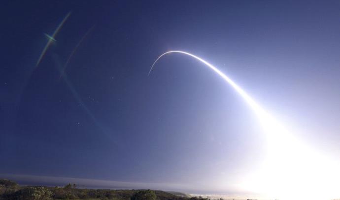 ניסוי אמריקאי של שיגור טיל מבסיס בקליפורניה  (צילום: רויטרס)
