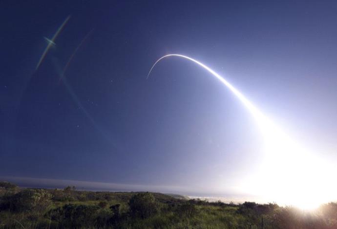 ניסוי אמריקאי של שיגור טיל מבסיס בקליפורניה  (צילום:  רויטרס)