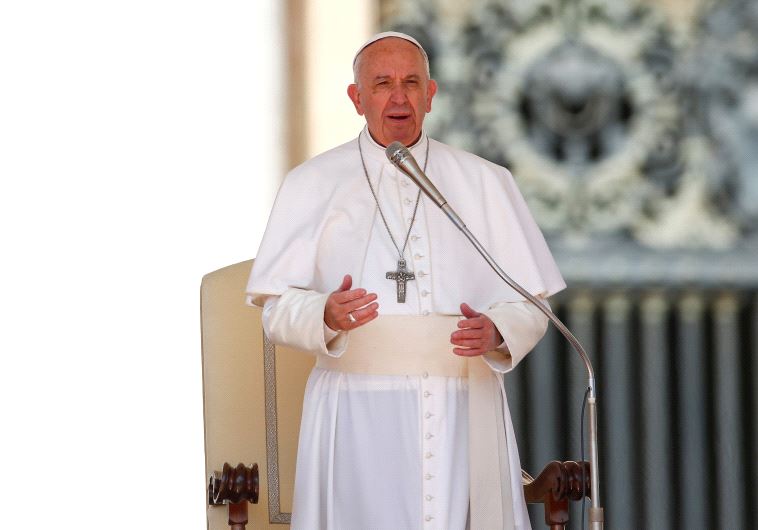 האפיפיור פרנציסקוס. הנשיא ינשק את כף ידו על אף הביקורת כנגדו. צילום: רויטרס