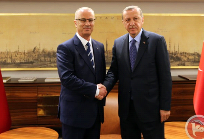 נשיא טורקיה ארדואן עם ראש הממשלה הפלסטיני חמדאללה  (צילום:  סוכנות מען)