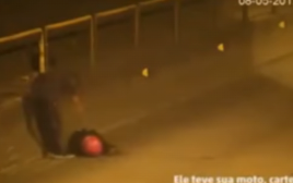 איש שודד נהג אופנוע מחוסר הכרה במקום לעזור לו (צילום: youtube)