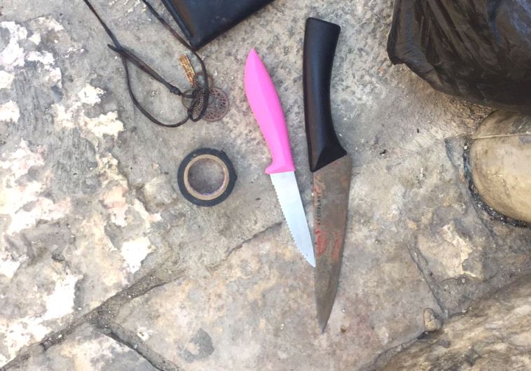 סכינים שאותרו בזירת הפיגוע. צילום: חטיבת דובר המשטרה
