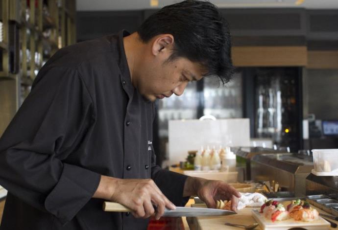 השף מסאקי סוגיסאקי ממסעדת דיינינגס (צילום:  אנטולי מיכאלו)