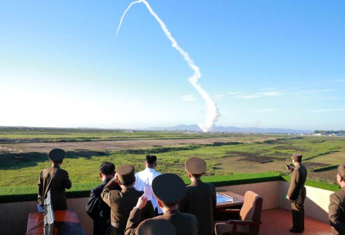 קים ג'ונג און צופה בשיגור טיל בליסטי (צילום:  רויטרס)