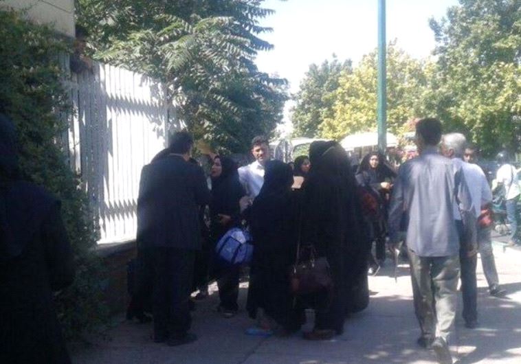 תושבים מבוהלים לאחר האירוע בבית המחוקקים האיראני. צילום: טוויטר