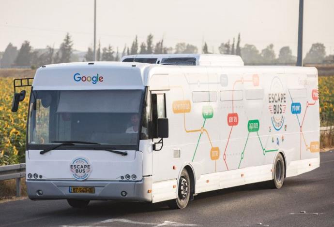 אוטובוס הבריחה של גוגל (צילום:  תומר פולטין)