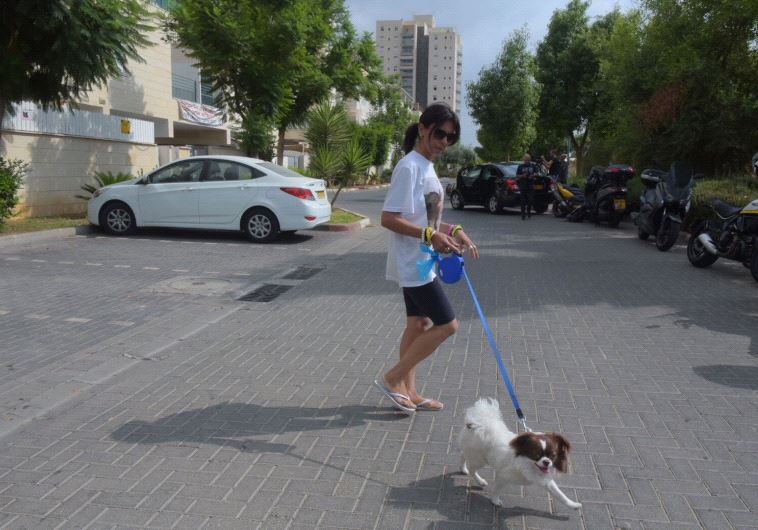 אושרה אזריה בטיול עם הכלב של המשפחה ביום השחרור. צילום אבשלום ששוני