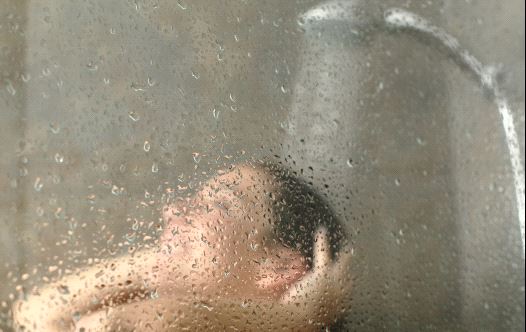 נסו להתעלם מהדחף להשתין במקלחת (צילום: ingimage ASAP)